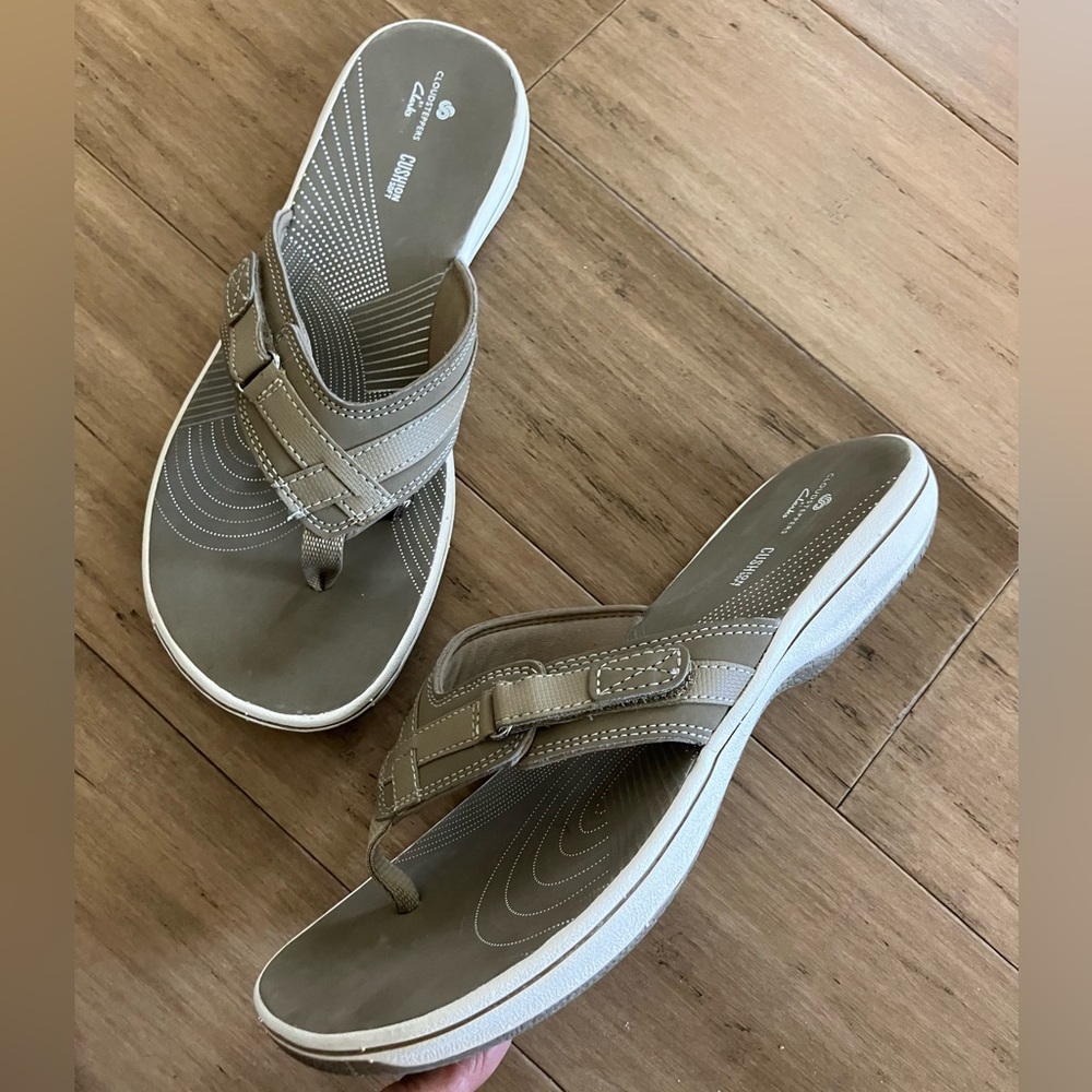 Clarks Cloudstepper tan leather women’s slide sandals. Size 9
